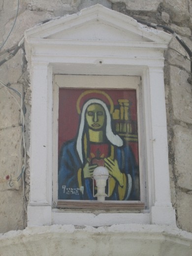 Pequeño altar a la Virgen en una esquina. Se ven con frecuencia.