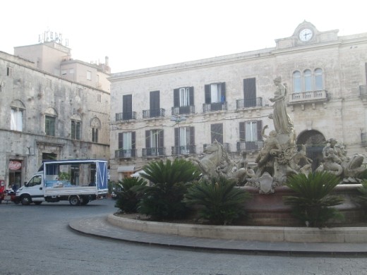 La plaza de Arquímedes. Preside una fuende dedicada a la diosa Diana.