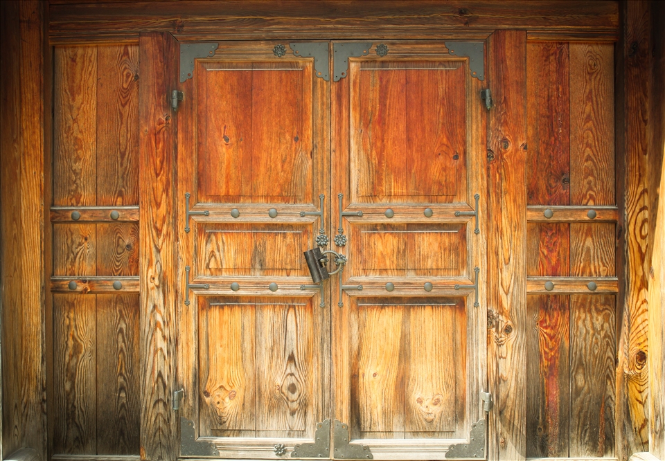 old locked door in Gwanghwamun palace - Seoul