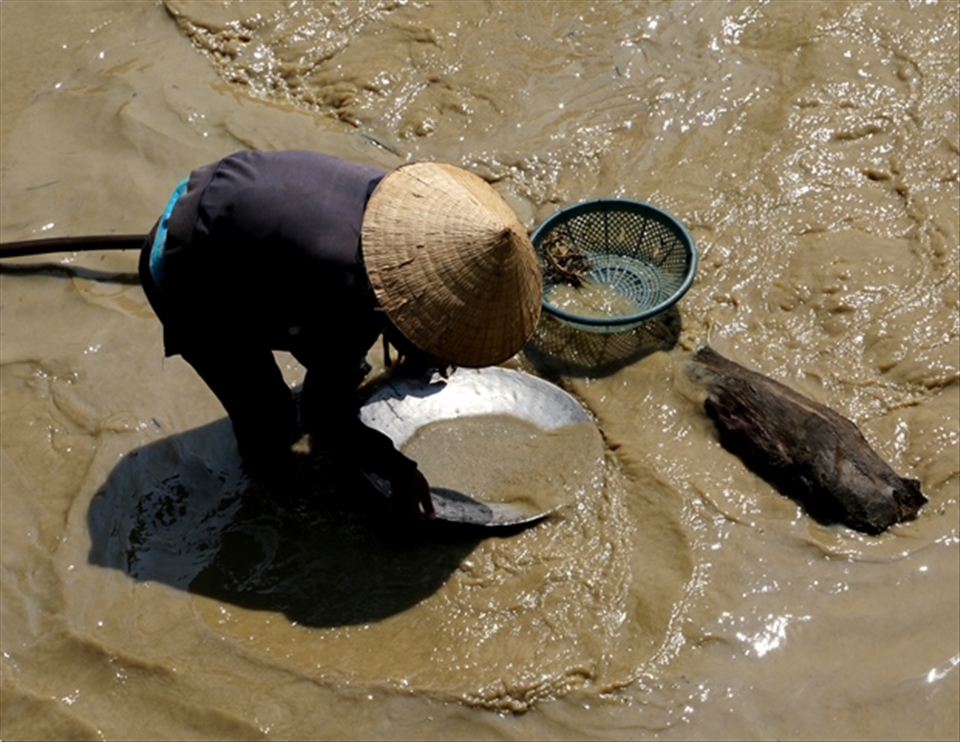 Tin washing is a hard job, working all the day in the cold water.