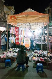 Dong Xuan night market was created in 2003, on the occasion of South East Asian games. Unlike workaday Dong Xuan which is available for all days and concentrates on trading, the night market only opens in the evening of the weekend and mainly focuses on tourist attraction. There are hundreds of kiosks along the main streets from the entrance to the exit.: by haitran, Views[530]