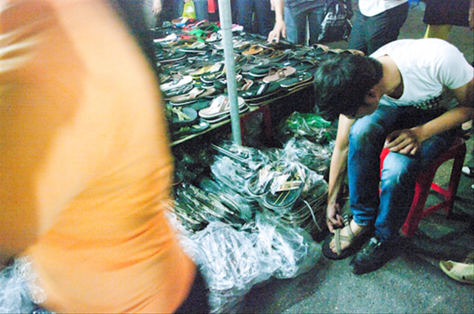 Customers can try shoes, jackets... right at the kiosks.