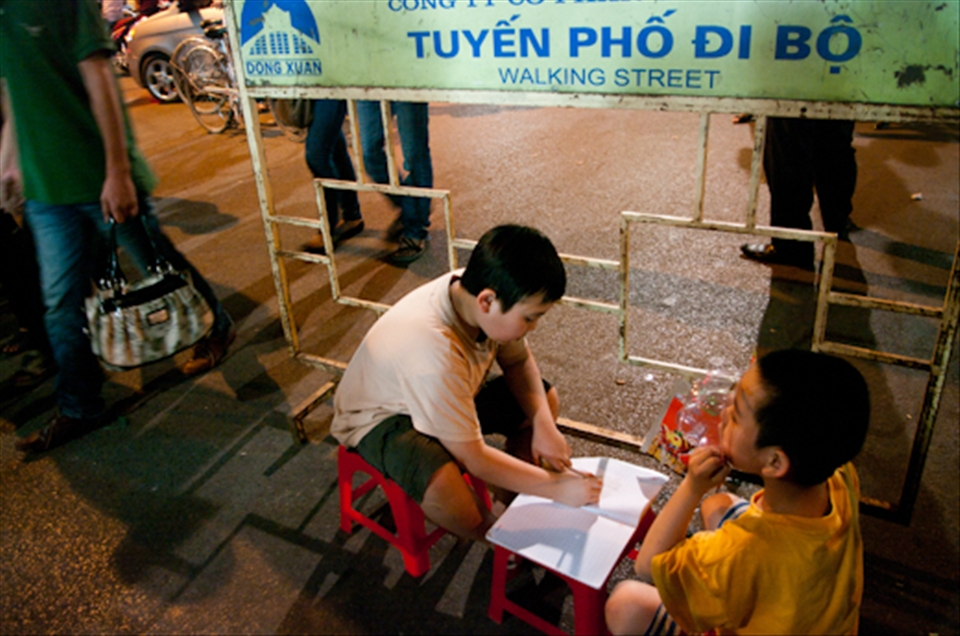 During the time of the night market, the main streets become walking streets. Vehicles are not allowed to get in.