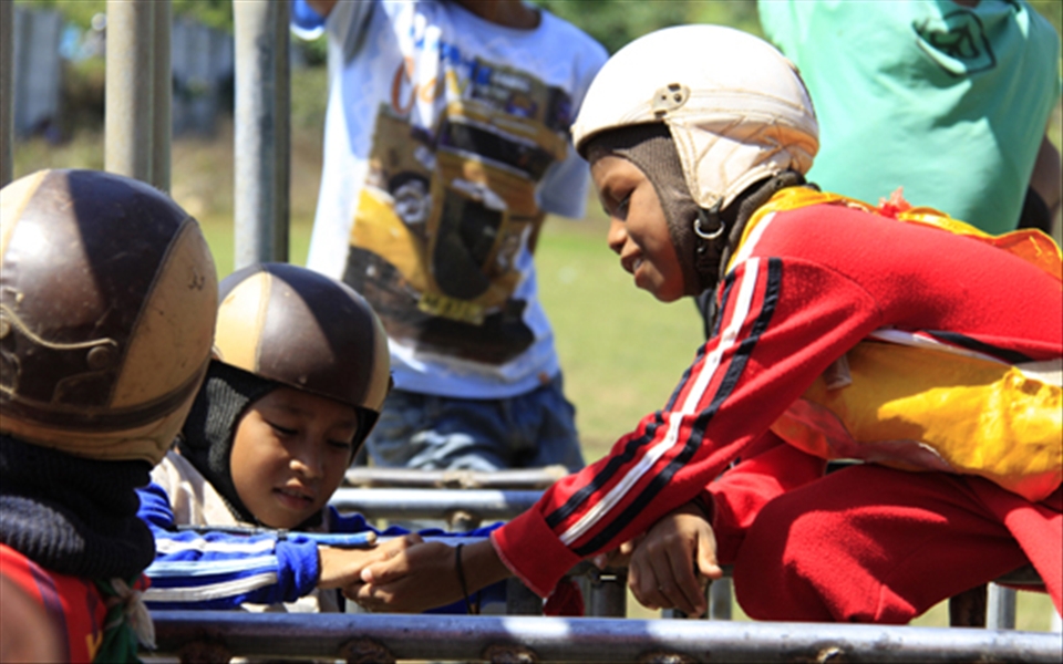 Playing and kidding with rival before the race