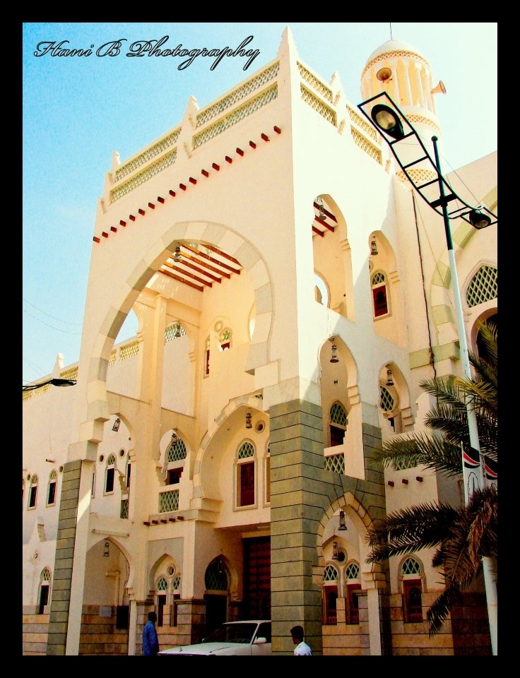 Dar al-Mustafa Seminary is an Islamic seminary built in the form of an old castle in Hadhramaut - Yemen and it has students from all over the world. It is considered to be one of the most traditional education castles that lighten its area.