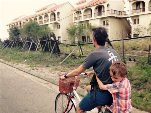 This town is still developing, we came by quite a few unfinished new tourist hotels by the seaside.