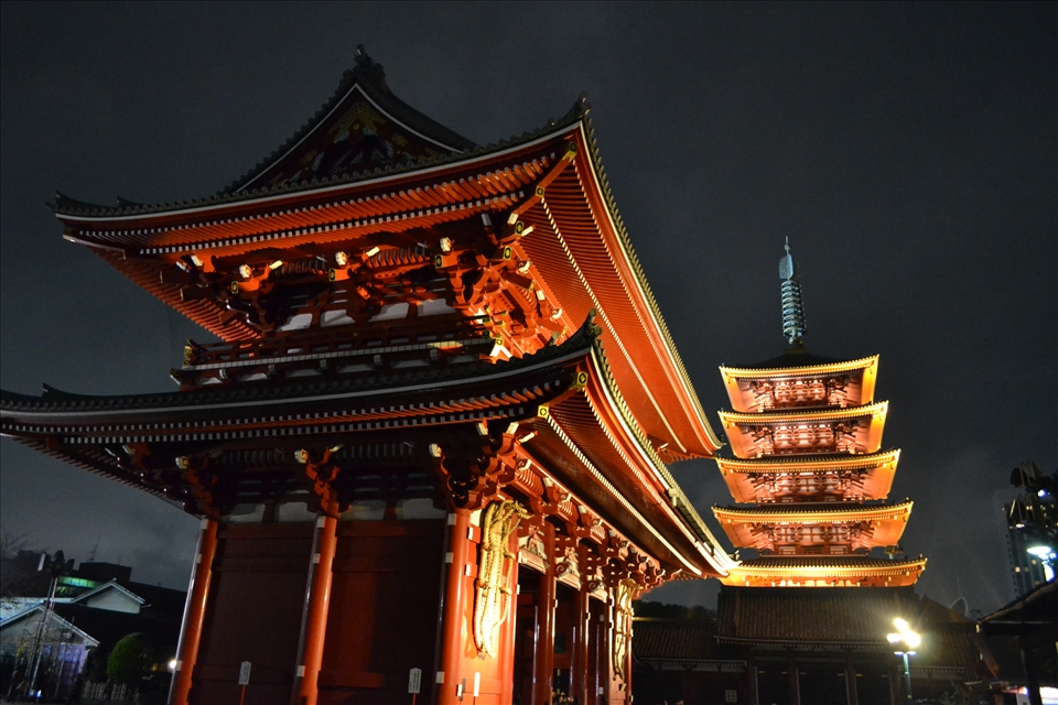 Even the absence of sunlight does not deter Sensoji from illuminating brightly throughout the night. The Kaminarimon or ‘Thunder Gate’ dominates the outer entrance to Sensoji with a magnificent five-story pagoda also overlooking the temple grounds. Founded in 628 A.D., Sensoji is Tokyo’s oldest temple located in the Asakusa district.