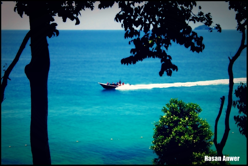 A candid moment.. heard the boat coming and just shot