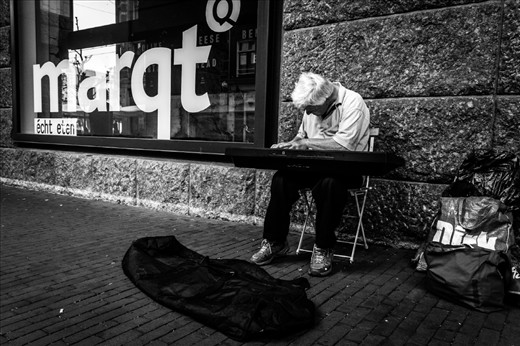Poverty is everywhere. This street artist everyday goes to the same spot and plays the keyboard expecting some help from people. And like most 1st world country, help from people is really hard to get...