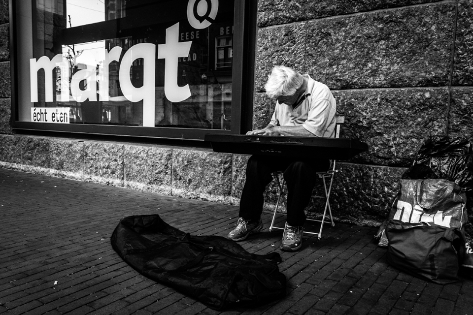 Poverty is everywhere. This street artist everyday goes to the same spot and plays the keyboard expecting some help from people. And like most 1st world country, help from people is really hard to get...