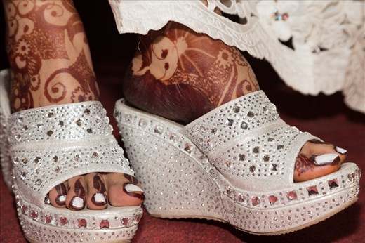 Following sessions of Henna painting and various types of beauty treatment in the last one week, tonight is Thuraya's big day. She opt to wear a western white dress, her face will be seen by the invited ladies, friends and families, as well as showing off her nicely decorated Henna. (Due to cultural and religious reasons photographing the bride for public view is not permitted, I was allowed to take a picture of the Henna- painted feet, at least  the viewers will get a glimpse of the fruit of the seven days beauty treatment).