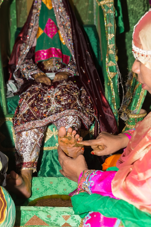 Soon Thuraya's feet will be covered with the strong henna paste, starting with the soles  where already a yellow stain is leaving its marks, and later her hands will also get their share of the paste. In the next two days the bride will have extra sessions of Henna painting, to get the color as dark red as possible and to add the fine pattern and decoration over the edge of the solid areas .