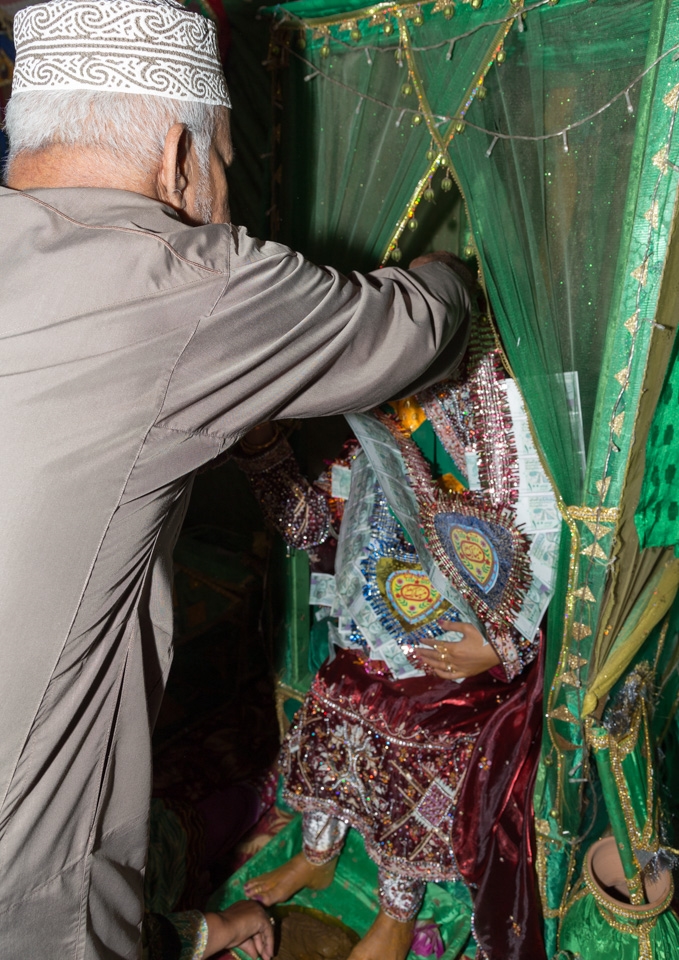 Even though the Henna party is for ladies, bride's male members get a chance to congratulate her as well as donning her with decorated strings of money. Showing his appreciation that his daughter is well decorated with Henna, Thuraya's father put around her neck heart  shaped notes of money.