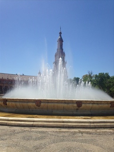 The huge fountain in Plaza de Espana, Sevilla