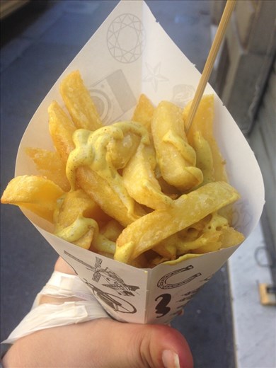French fries with curry sauce, Florence