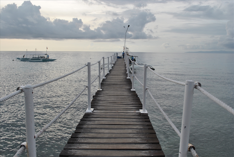 The bridge leading to the boat off to Sumilon Island,Cebu,PH.