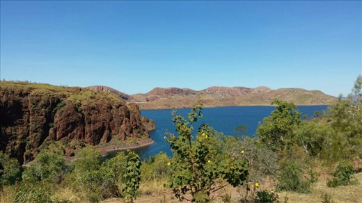 Wir sind am Lake Argyle (Stausee) angekommen. Die Aussicht ist atemberaubend, auch wenn es bei diesem Foto nicht zum Ausdruck kommt.