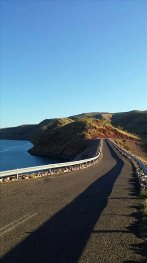 Der Ord Damm - das Wasser im Stausee wir zur Bewaesserung der umliegenden Farmen benutzt