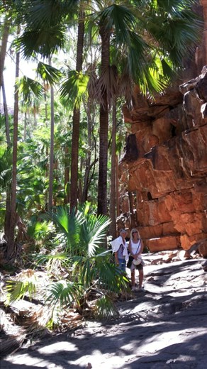 Mit meiner Schwaegerin auf dem Weg zur El Questro Gorge (Schlucht)