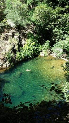 Der erste swimming pool auf dem Weg zur eigentlichen Emma Gorge. Sigi ist da unten im Wasser zu sehen.