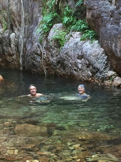 Am Ende der Schlucht ist ein kleiner Wasserfall mit Pool, in dem sich Sigi und ich erfrischen. Die Temperaturen sind in den 30ern. Es war herrlich!