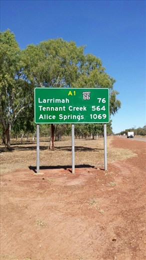 Wir haben Mataranka verlaseen, wo es auch warme Quellen gibt. Leider war es um die Mittgaszeit so warm, dass ich nicht in das ueber 30 Grad warme Wasser hinein wollte. Doch sah der Bach einladend aus. Nun sind wir auf dem Weg in das 'Red Centre'.