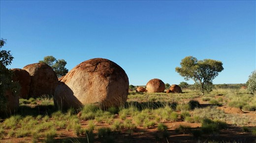 Ein Uebernachtstop bei den Devils Marbles. Eine tolle Gegend mit fantastischen Steinformen, die aussehen wie Murmeln.