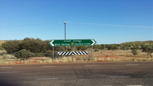 Am naechsten Tag geht es weiter nach Alice. Es ist Montag und in der Stadt ist tote Hose. Wir zum Visitor's Centre hin, um Info einzuholen. Dabei finden wir heraus, dass es ein Feiertag ist. Und zwar ist,  jetzt kommt es...picnic day. Was fuer eine tolle Idee! Wir hatten einen angenehmen Tag, aber es jst viel kaelter als noch bei den Devils Marbels, wo es tagsueber sehr warm war. Also kommen die warmen Klamotten wieder aus der Versenkung.