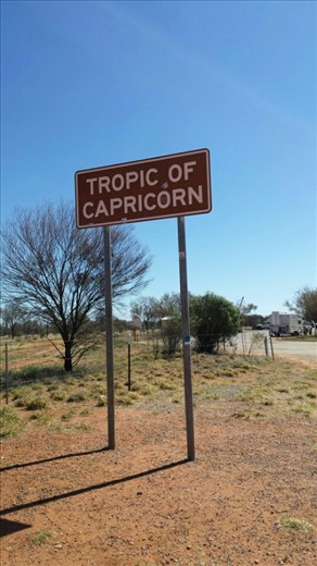 Am 21 Dez steht die Sonne hier genau am Zenit (southern hemisphere). Am 21 Juni steht die Sonne am Tropic of Cancer genau am Zenit (northern hemisphere)