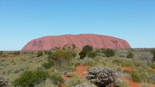 Das ist er! Ayers Rock, Uluru fuer die Aborigines. Der Stein aendert seine Farbe staendig. Es kommt darauf an wie gerade die Sonne darauf scheint. 
