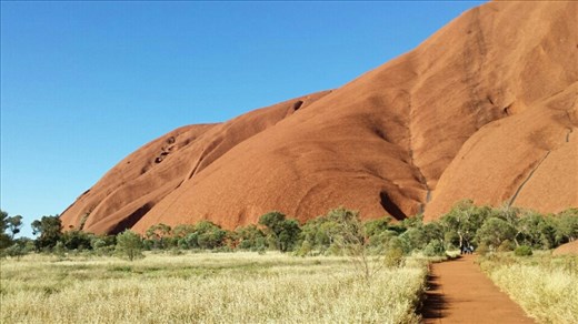 Von nahem sieht Uluru ganz anders aus. Aber irgendwie sind alle meine Erwartungen uebertroffen worden. Wenn man sich vergegenwaertigt, was fuer eine spirituelle Bedeutung Uluru fuer die Aborigines hat, kann einem ganz ehrfuerchtig werden. 