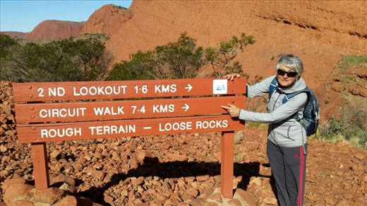 Das muss ich erzaehlen...Sigi und ich sind am vormittag um den Uluru gewandert. Das sind 10,6 km. Dann sind wir rueber zu den Olgas gefahren (ca 50 km) und haben uns dort erst einmal gestaerkt. Es war Mittagszeit. Dann wollten wir nur mal schauen welche Wanderwege es gibt und sind die ersten 1,6 km gegangen. Dann noch ein bisschen weiter und noch etwas weiter. Wir kamen an einem Punkt an, wo wir uns entscheiden mussten, umzukehren oder weiterzugehen. Also sind wir weitergewandert und haben eine wunderschoene Landschaft vorgefunden. Als wir wieder zurueck waren hatten wir tatsaechlich noch einmal 10 km zurueckgelegt. Das ist eine persoenliche Bestleistung und meine Fuesse fanden das gar nicht lustig. Den naechsten Tag haben wir ganz ruhig angehenlassen...