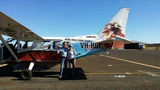 Sigi und ich (ganz entspannt!) vor dem Flug ueber Uluru und Kata Tjuta.