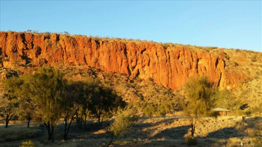 Wir sind spaet abends an dem Camping Platz in Glen Helen Gorge (Schlucht) angekommen. Am naechsten Morgen wachten wir vor dieser Kulisse auf. Wow!!!