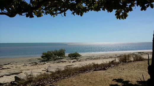 Ein kleiner Abstecher an den Golf von Carpentaria. Kuramba ist ein kleiner Ort, ideal zum angeln gehen. Wir haben einige Stunden den Blick auf's tuerkise Wasser genossen.