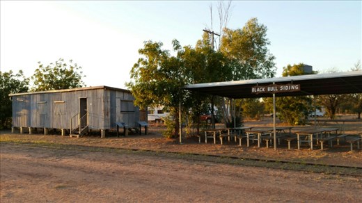Das ist eine besondere Art von Stellplatz...eine ehemalige Bahnstation. Die Bahngleisen fuehren von Darwin nach Adelaide. Zwar sind sie noch da, aber schon lange nicht mehr in Gebrauch. Man fuehlt sich in eine andere Welt zurueckversetzt. Die Naechte sind warm. Eine herrliche Abwechslung zu den kalten Naechten im Red Centre.