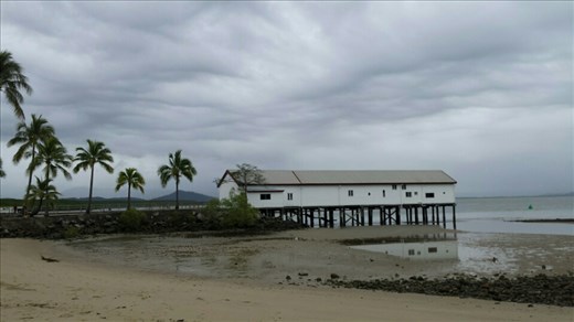 Port Douglas...der Himmel ist sehr verhangen, aber es schuettet nicht wie in Daintree.