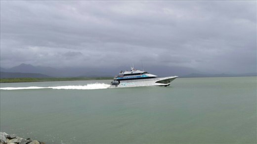 Ein schneller Catamaran bringt die Touristen zu den Inseln.