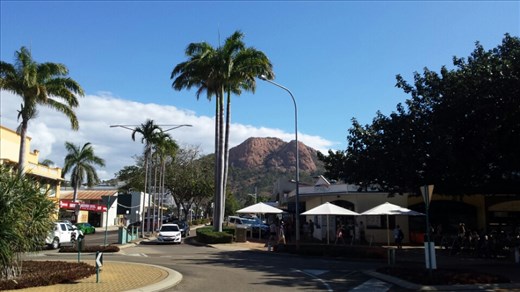 Castle Hill in der Ferne, aufgenommen von The Strand - die Strandpromenade
