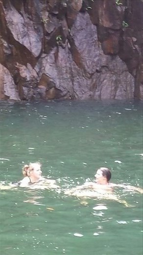 Oben angekommen, haben wir ein sehr erfrischendes Bad genommen. Brrrhh...ich bin auch rein, damit ich den Maedels nicht nachstehe...und fuer das gemeinsame Urlaubserlebnis.