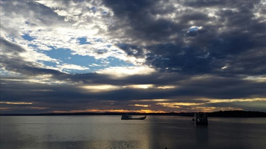 River Heads wo wir die Faehre nach Fraser Island genommen haben. Die Sonne geht auf!