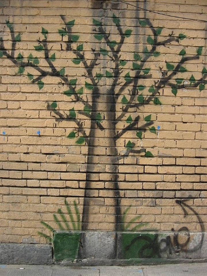 Drawing a tree on the wall of a house before the arrival of spring
