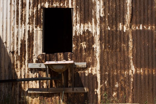Australian settlers faced water shortages and had to use bore water.