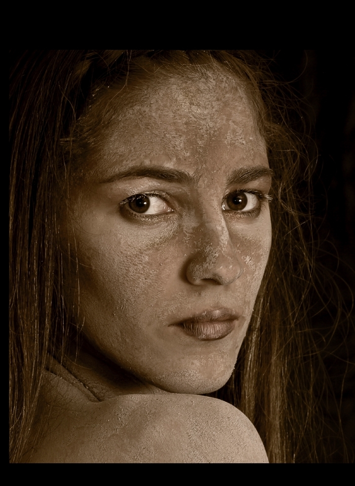 She dreamed she was personafying the earth. Then she covered all her body with clay, she felt inside the earth and the earth inside her at the same time. I saw it!
