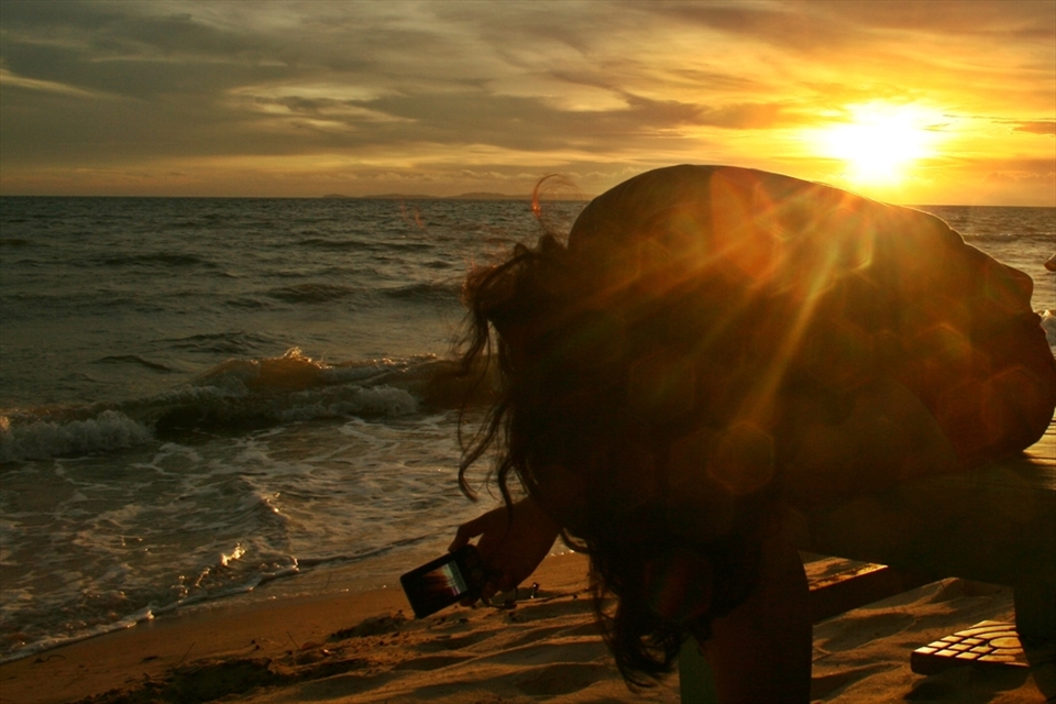 she put such an effort to bend like that to get the best angle of the sunset
