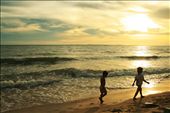 A little girl “forced” a little boy to accompany her to trace a beach. : by hertianadwiputri, Views[708]