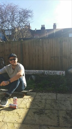 The sun was shining yesterday in Shepherds Bush!We caught the train out here to see where Ian is living and We got to sit outside in tshirts and enjoy some warmth for an hour.. A warm 15 degrees!!