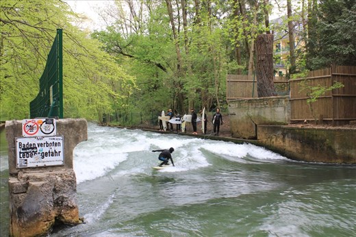 The artificial wave in Munichs English gardens