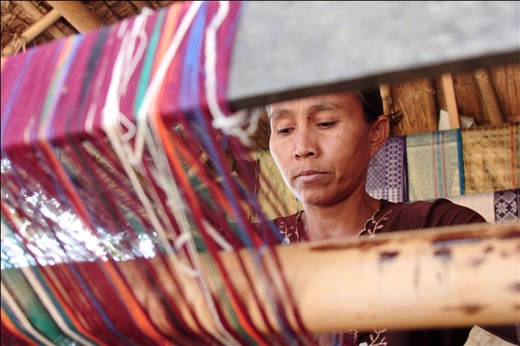 Knitted fabric is one of the crafts Lombok cultured society.