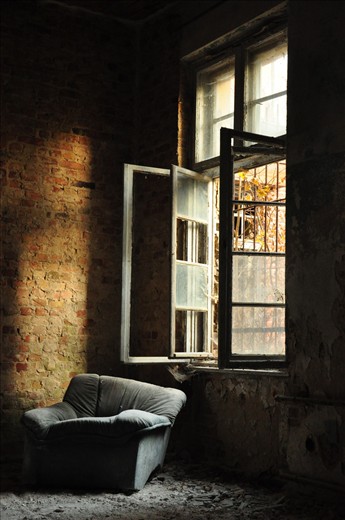 An old room in part of the sanatorium complex that could have been used as a waiting room.